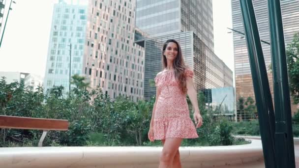 Femme en robe élégante sexy posant dans la ville moderne avec des gratte-ciel sur le fond — Video