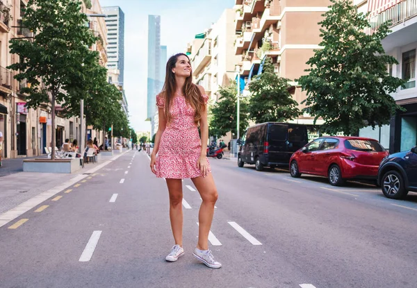 Žena v sexy stylové šaty pózovat ve městě se stojící na silnici — Stock fotografie