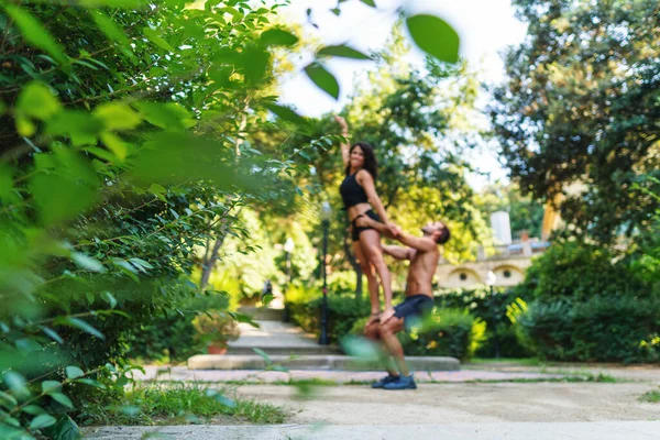 Hermoso hombre y mujer haciendo acroyoga en el jardín o parque — Foto de Stock