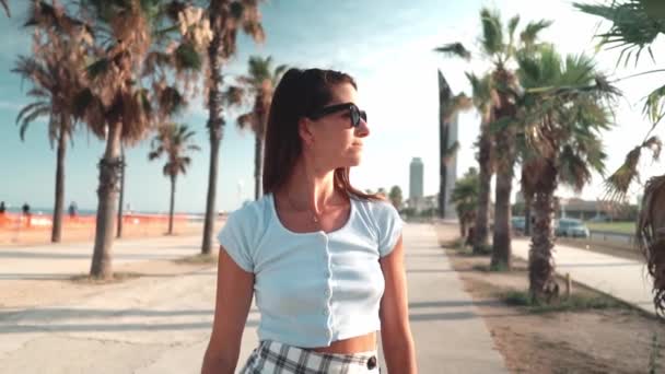 Жінка в сексуальній стильній сукні позує в місті з стоячи на дорозі — стокове відео