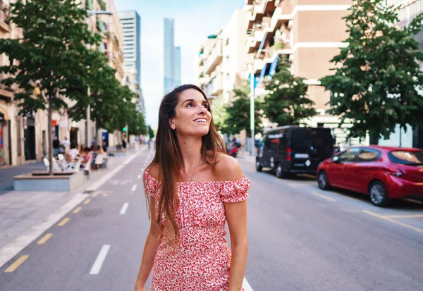 Женщина в сексуальном стильном платье позирует в городе, стоя на дороге — стоковое фото