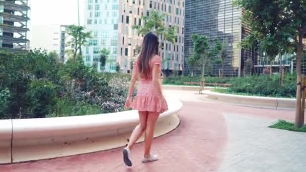 Mujer en sexy vestido elegante posando en la ciudad moderna con rascacielos en el fondo — Vídeos de Stock
