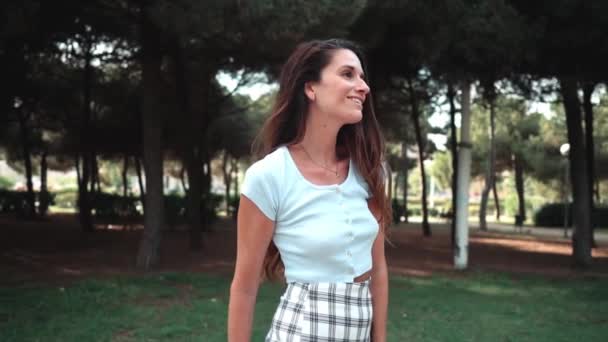 Vrouw in sexy stijlvolle jurk poseren in het groene park — Stockvideo