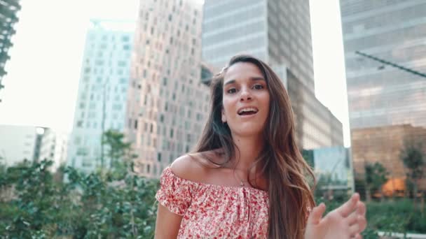 Kvinna i sexig snygg klänning poserar i den moderna staden med skyskrapor på bakgrunden — Stockvideo