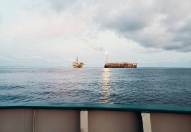 Petrol platformunun yakınındaki FPSO tanker gemisi. Offshore petrol ve gaz endüstrisi.
