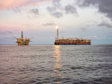 Petrol platformunun yakınındaki FPSO tanker gemisi. Offshore petrol ve gaz endüstrisi