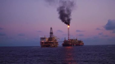 Petrol platformunun yakınındaki FPSO tanker gemisi. Offshore petrol ve gaz endüstrisi