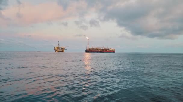 Buque cisterna FPSO cerca de plataforma Oil Rig. Industria del petróleo y el gas en alta mar — Vídeos de Stock