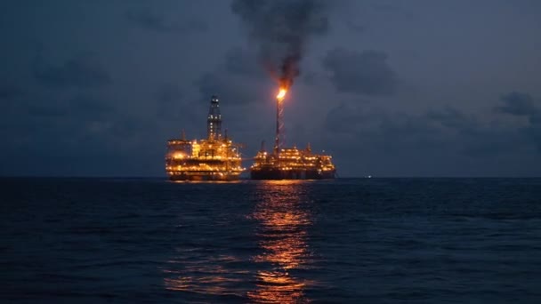 石油リグプラットフォーム近くのFPSOタンカー船。オフショア石油・ガス産業 — ストック動画