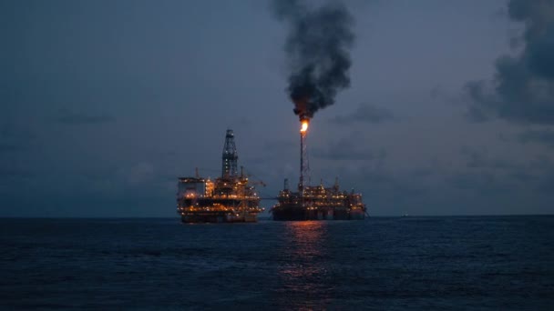 Navio-tanque FPSO perto da plataforma Oil Rig. Indústria offshore de petróleo e gás — Vídeo de Stock