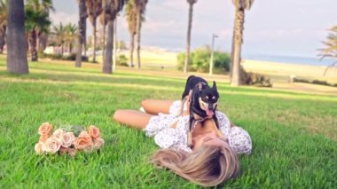 Artur adında küçük bir köpek sahibi çimlerin üzerinde rahatlıyor.