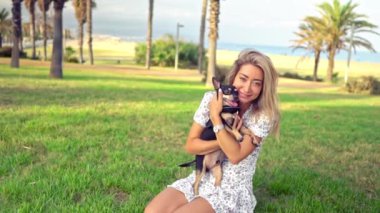 Artur adında küçük bir köpek sahibi çimlerin üzerinde rahatlıyor.