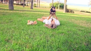 Artur adında küçük bir köpek sahibi çimlerin üzerinde rahatlıyor.