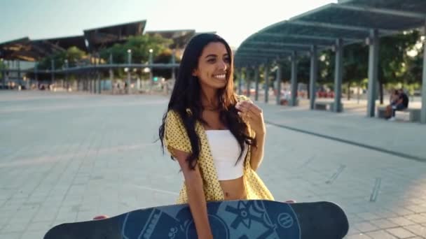 Vrij atletisch meisje rijdt een longboard in moderne stad — Stockvideo