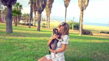 Artur adında küçük bir köpek sahibi çimlerin üzerinde rahatlıyor.