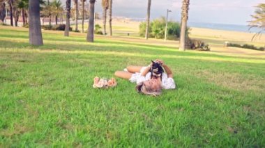 Artur adında küçük bir köpek sahibi çimlerin üzerinde rahatlıyor.