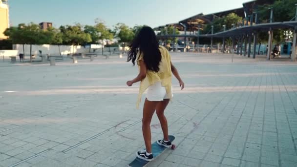 Güzel atletik kız modern şehirde uzun bir sörf tahtası kullanıyor. — Stok video