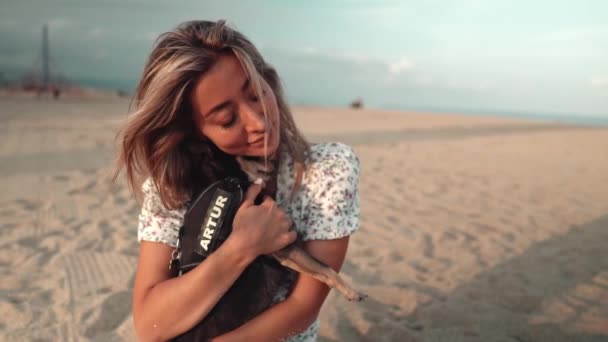 Anjing kecil bernama Artur dengan pemiliknya, wanita muda, bermain di pantai — Stok Video