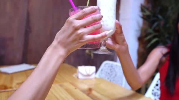 Deux jolies jeunes amies qui boivent des cocktails ensemble — Video