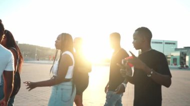 Bir grup modern Afrikalı zenci arkadaş birlikte mutlu bir şekilde yürüyorlar.