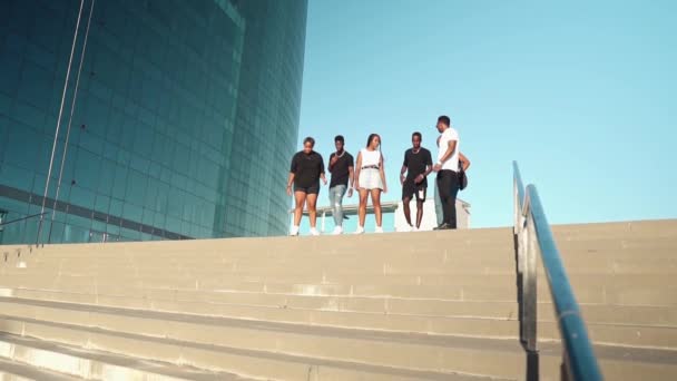 Fiatal afrikai fekete barátok csoportja boldogan sétálnak együtt. — Stock videók
