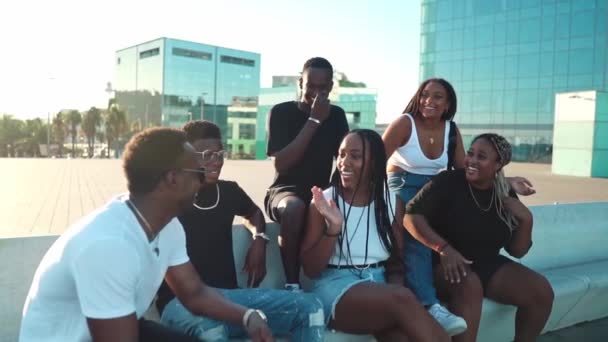 Grupo de jovens amigos negros africanos modernos felizes sentados juntos — Vídeo de Stock