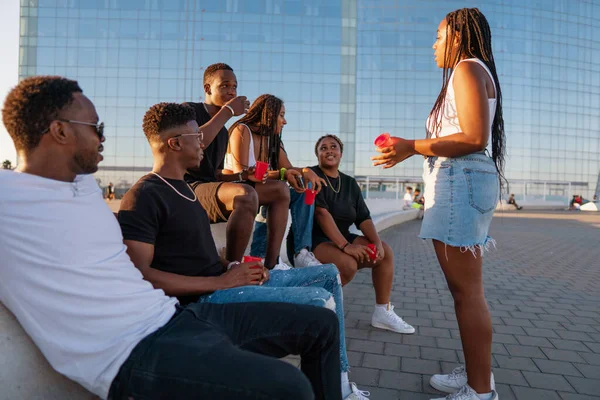 Grupa młodych współczesnych afrykańskich czarnych przyjaciół szczęśliwie siedzi razem — Zdjęcie stockowe