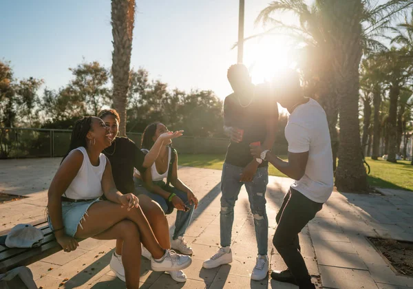 Grupo de jóvenes amigos negros africanos modernos felizmente sentados juntos — Foto de Stock