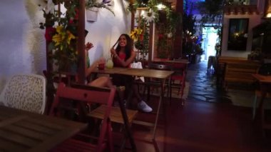 İki çekici genç bayan arkadaş birlikte kokteyl içiyorlar.