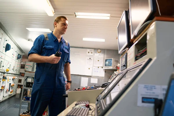 Marine Engineer werkt aan radiocommunicatie bij Engine Control room ECR — Stockfoto