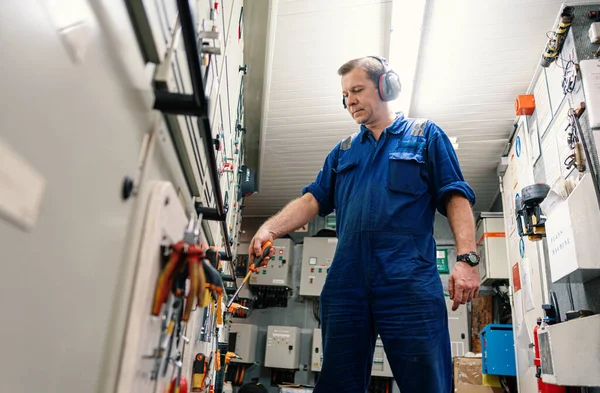 Marine ingenieur in machinekamer ECR. Hij werkt in een werkplaats. — Stockfoto