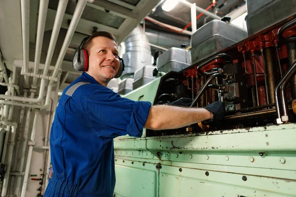 Scheepsingenieur die de scheepsmotoren en de voortstuwing controleert in de machinecontrolekamer ECR — Stockfoto