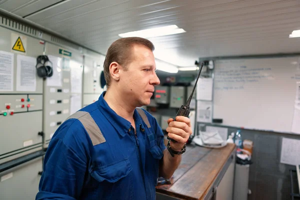 Marine Engineer werkt aan radiocommunicatie bij Engine Control room ECR — Stockfoto