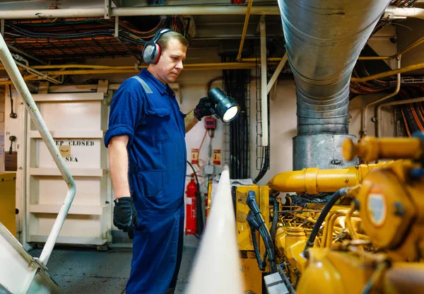 Scheepsingenieur die de scheepsmotoren en de voortstuwing controleert in de machinecontrolekamer ECR — Stockfoto