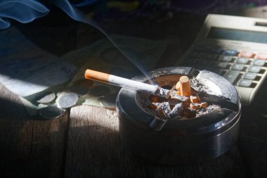 Sigara ve para ile hesap makinesi. kavram sigara yıl ay ve gün satın almak için ödeme ne kadar maliyet