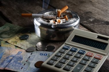 Sigara ve para ile hesap makinesi. kavram sigara yıl ay ve gün satın almak için ödeme ne kadar maliyet