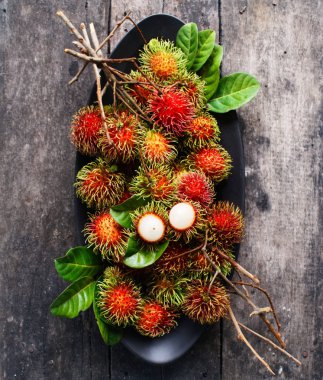 yeşil yaprak taze rambutan.
