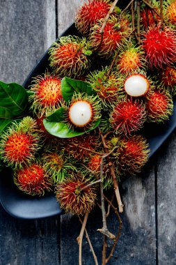 yeşil yaprak taze rambutan.