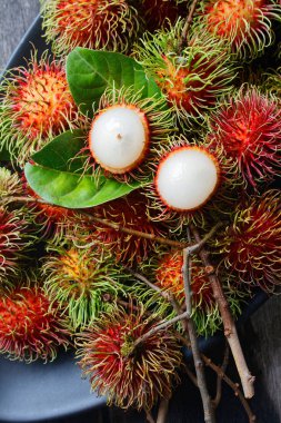 yeşil yaprak taze rambutan.
