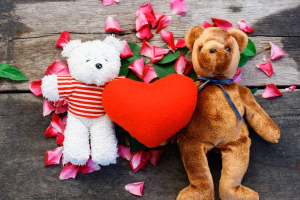 Две Куклы Игрушечных Медведей Влюбляются Фон Лепестков Роз День Святого — стоковое фото
