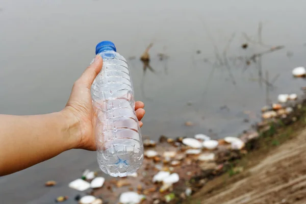 Basura plástica en el río, contaminación y medio ambiente en el — Foto de Stock