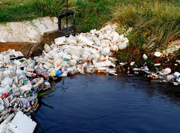 Plastikmüll im Fluss, Umweltverschmutzung in der Region — Stockfoto