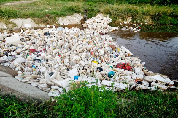 Plastikmüll im Fluss, Umweltverschmutzung in der Region — Stockfoto