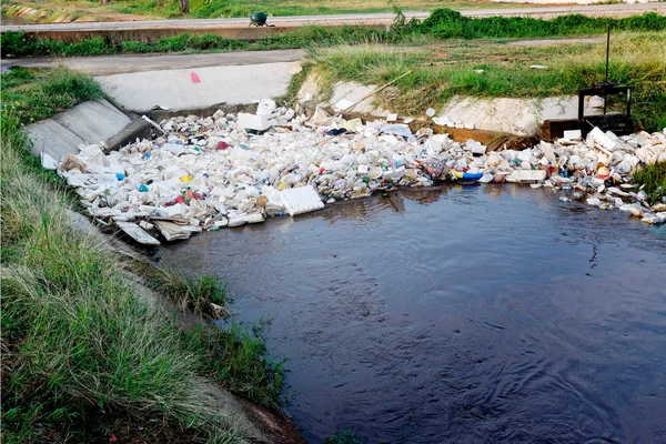 Basura plástica en el río, contaminación y medio ambiente en el Imagen De Stock