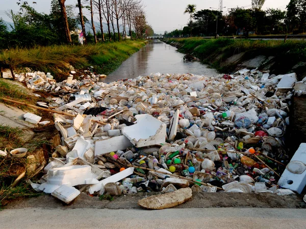 Śmieci z tworzyw sztucznych w rzece, zanieczyszczenie i środowisko w Zdjęcie Stockowe
