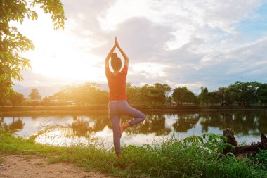 Kız ağaç poz yoga deneyin.