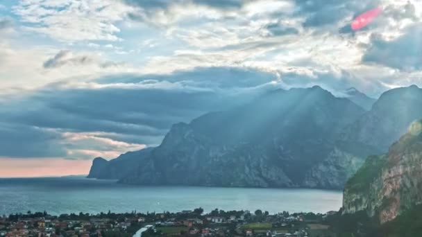 Paisaje con el lago de Garda. Torbole, Trentino, Italia — Vídeo de stock