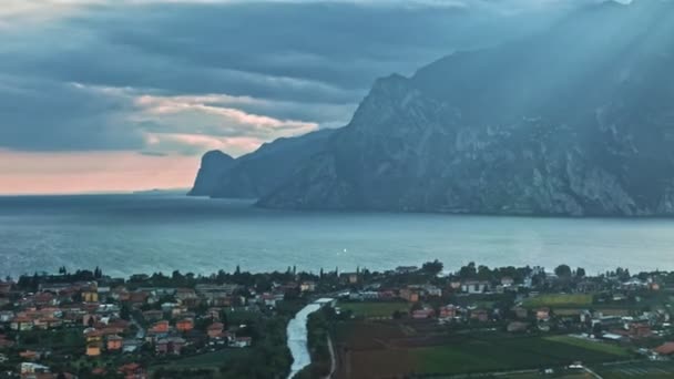Краєвид з озера Гарда. Місті Torbole, Італія, Трентіно — стокове відео