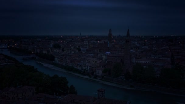 Verona city skyline timelapse van nacht naar dag — Stockvideo