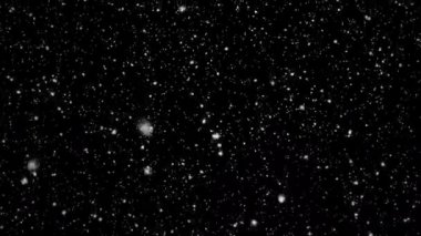 Siyah arkaplanda düşen kar taneleri